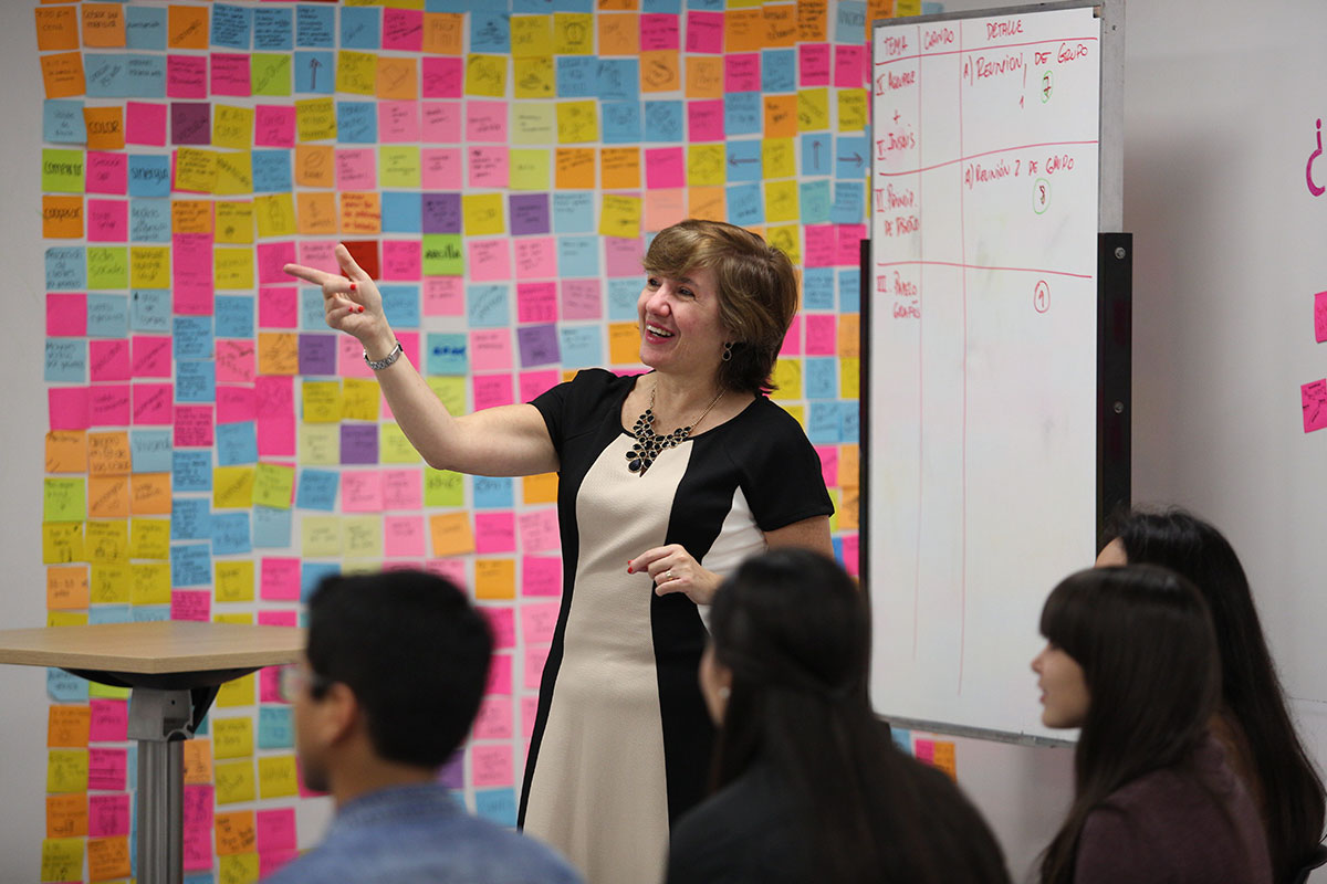 La profesora Gina Pipoli dictando clases de Marketing en el iLab (Laboratorio de Innovación).